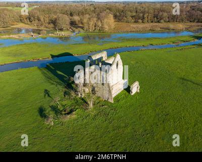 Veduta aerea del Priorato di Newark, un priorato in rovina su un'isola circondata dal fiume Wey, Pyrford nel Surrey, Inghilterra. Foto Stock