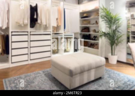 Sfondo sfocato dell'armadio della camera da letto con luce Bokeh. Foto Stock