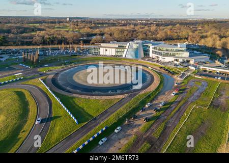 Vista aerea di Mercedes-Benz Brooklands e Mercedes-Benz World, Weybridge, Surrey, Regno Unito. Foto Stock