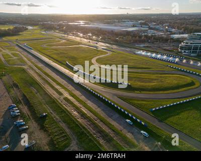 Vista aerea di Mercedes-Benz Brooklands e Mercedes-Benz World, Weybridge, Surrey, Regno Unito. Foto Stock