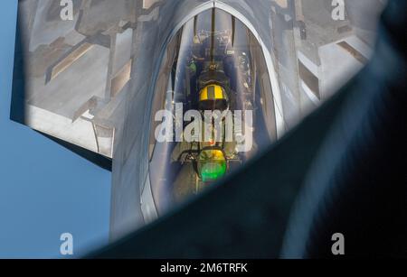 Un KC-135 Stratotanker assegnato alla 117th Air Refueling Wing, Alabama Air National Guard, fornisce carburante a un F-22 Raptor sulla costa della Georgia durante l'esercizio Sentry Savannah il 5 maggio 2022. Durante l'esercizio, i jet da caccia ricevono assistenza dalle petroliere di rifornimento assegnate alla 117th AFW, alla 157th Air Refueling Wing della New Hampshire Air National Guard e alla 190th Air Refueling Wing della Kansas Air National Guard, in modo da poter continuare il loro addestramento di combattimento aereo. Foto Stock