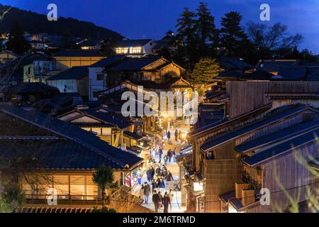 Kyoto, Giappone - 1 gennaio 2023: I turisti camminano lungo la trafficata strada dello shopping a Higashiyama di notte Foto Stock