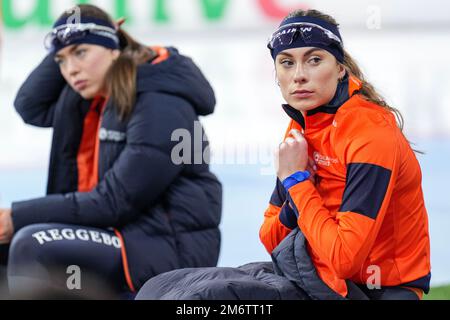 HAMAR, NORVEGIA - GENNAIO 5: Femke Kok, Marrit Fledderus in gara durante i Campionati europei di formazione Speedskating Sprint Allround il 5 Gennaio 2023 ad Hamar, Norvegia (Foto di Douwe Bijlsma/Orange Pictures) Foto Stock