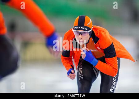 HAMAR, NORVEGIA - GENNAIO 5: Femke Kok in gara durante i Campionati europei di formazione Speedskating Sprint Allround il 5 Gennaio 2023 ad Hamar, Norvegia (Foto di Douwe Bijlsma/Orange Pictures) Foto Stock