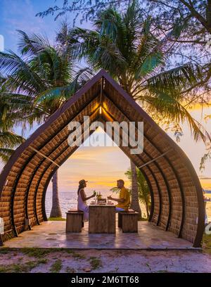Cena romantica sulla spiaggia con cibo tailandese durante il tramonto sull'isola Koh Mak Thailandia Foto Stock