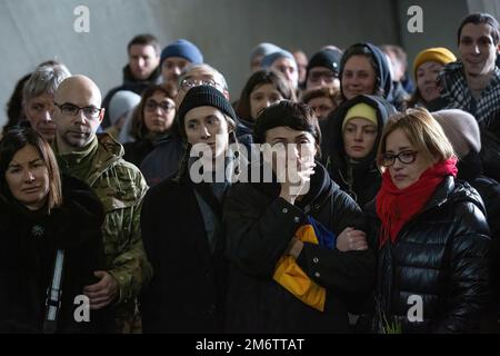 Kiev, Ucraina. 05th Jan, 2023. Parenti e amici piangono durante la cerimonia di congedo per Viktor Onysk, morto combattendo l'esercito russo, durante una cerimonia di congedo a Kyiv. (Foto di Oleksii Chumachenko/SOPA Image/Sipa USA) Credit: Sipa USA/Alamy Live News Foto Stock