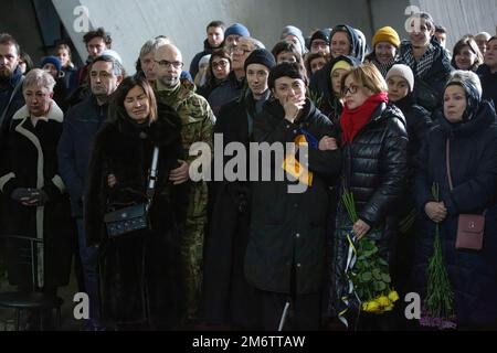 Kiev, Ucraina. 05th Jan, 2023. Parenti e amici piangono durante la cerimonia di congedo per Viktor Onysk, morto combattendo l'esercito russo, durante una cerimonia di congedo a Kyiv. (Foto di Oleksii Chumachenko/SOPA Image/Sipa USA) Credit: Sipa USA/Alamy Live News Foto Stock