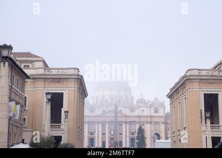 Roma, Italia. 05th Jan, 2023. Vista di St. Peter's Basilica avvolta nella nebbia (Foto di Matteo Nardone/Pacific Press) Credit: Pacific Press Media Production Corp./Alamy Live News Foto Stock