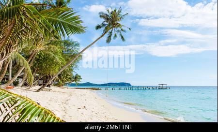 Bassa palma sospesa con un'altalena sull'Isola tropicale di Koh Kood in Thailandia Foto Stock