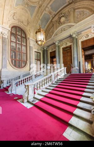 Scala in marmo in palazzo storico con interni di lusso - Palazzo reale Savoia, Torino, Italia Foto Stock