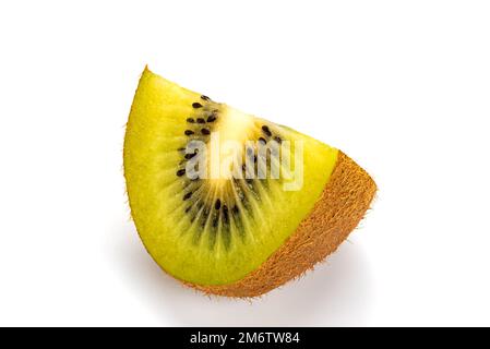 Vista laterale di un pezzo di kiwifruit o kiwi fruit o uva spina cinese. Foto Stock