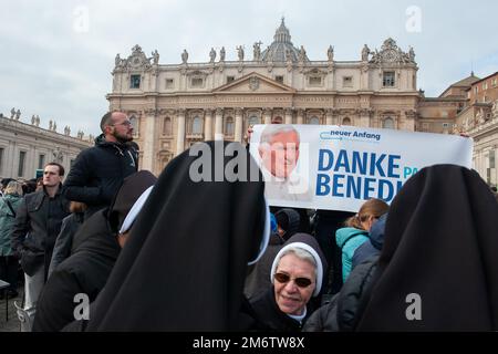 05 gennaio 2023 - Basilica di San Pietro, Vaticano: Funerale di Papa Benedetto XVI. L'ex Papa è morto all'età di 95 anni, quasi un decennio dopo che è diventato il primo pontefice a dimettersi in sei secoli. © Andrea Sabbadini Foto Stock