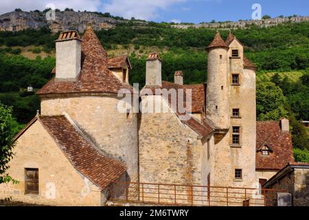 Autoire: Château de Limargue con colline dietro in Autoire, Lot, Occitanie, Francia Foto Stock