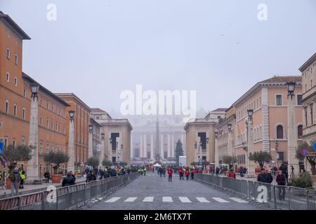 Roma, Italia. 05th Jan, 2023. Vista di St. Peter's Basilica avvolta nella nebbia (Foto di Matteo Nardone/Pacific Press/Sipa USA) Credit: Sipa USA/Alamy Live News Foto Stock