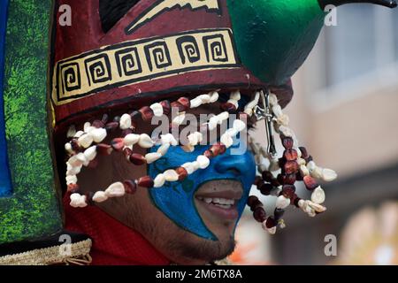 Passo, Nariño, 3 gennaio 2023. Artisti e artisti ballano durante il tradizionale 'Carnaval de Negros y Blancos' a pasto, Nariño, 3 gennaio 2023. Questo carnevale, riconosciuto dall'UNESCO, si svolge ogni gennaio nella città andina meridionale di Pasto. Il ''Carnaval de Negros y Blancos'' ha le sue origini in un mix di espressioni culturali amazzoniche, andine e del Pacifico attraverso arte, balli, musica e feste culturali. Foto di: Camilo Erasso/Long Visual Press Foto Stock