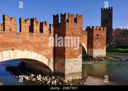 Verona: Ponte Scaligero (ponte di Castelvecchio) sul fiume Adige, rosso acceso poco prima del tramonto a Verona, Veneto, Italia Foto Stock