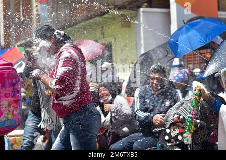 Passo, Nariño, 3 gennaio 2023. La gente festeggia con la schiuma durante il tradizionale 'Carnaval de Negros y Blancos' a pasto, Nariño, 3 gennaio 2023. Questo carnevale, riconosciuto dall'UNESCO, si svolge ogni gennaio nella città andina meridionale di Pasto. Il ''Carnaval de Negros y Blancos'' ha le sue origini in un mix di espressioni culturali amazzoniche, andine e del Pacifico attraverso arte, balli, musica e feste culturali. Foto di: Camilo Erasso/Long Visual Press Foto Stock