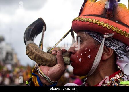 Passo, Nariño, 3 gennaio 2023. Artisti e artisti ballano durante il tradizionale 'Carnaval de Negros y Blancos' a pasto, Nariño, 3 gennaio 2023. Questo carnevale, riconosciuto dall'UNESCO, si svolge ogni gennaio nella città andina meridionale di Pasto. Il ''Carnaval de Negros y Blancos'' ha le sue origini in un mix di espressioni culturali amazzoniche, andine e del Pacifico attraverso arte, balli, musica e feste culturali. Foto di: Camilo Erasso/Long Visual Press Foto Stock