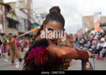 Passo, Nariño, 3 gennaio 2023. Artisti e artisti ballano durante il tradizionale 'Carnaval de Negros y Blancos' a pasto, Nariño, 3 gennaio 2023. Questo carnevale, riconosciuto dall'UNESCO, si svolge ogni gennaio nella città andina meridionale di Pasto. Il ''Carnaval de Negros y Blancos'' ha le sue origini in un mix di espressioni culturali amazzoniche, andine e del Pacifico attraverso arte, balli, musica e feste culturali. Foto di: Camilo Erasso/Long Visual Press Foto Stock