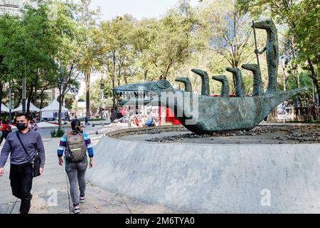 Città del Messico, Juarez Cuauhtemoc Avenida Paseo de la Reforma, arte pubblica, scultura surrealista in bronzo, cocodrillo Alligator di Leonora Carrington, uomo male Foto Stock