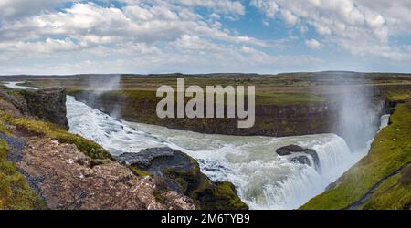 Pittoresco pieno di acqua grande cascata Gullfoss vista autunno, sud-ovest Islanda. Foto Stock