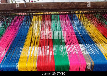 Città del Messico, Juarez Cuauhtemoc Avenida Paseo de la Reforma, festa di Natale mercato artigianale mercado artesanal, fili colorati telaio, artigianato displ Foto Stock