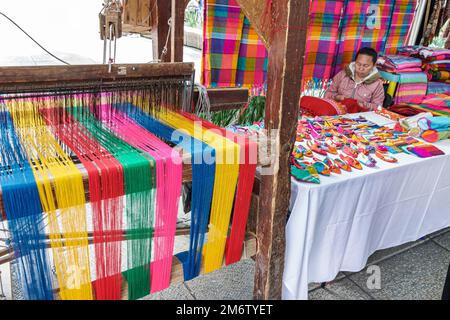 Città del Messico, Juarez Cuauhtemoc Avenida Paseo de la Reforma, festa di Natale mercato artigianale mercado artesanal, telaio fili colorati, donna donna signora Foto Stock