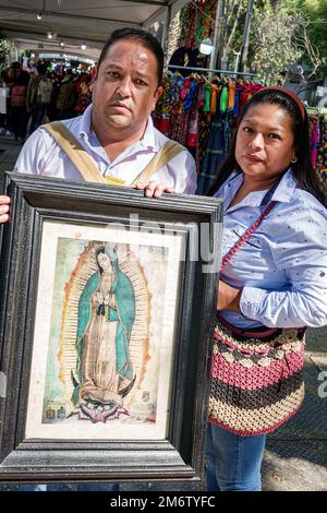 Città del Messico,Juarez Cuauhtemoc Avenida Paseo de la Reforma,Giornata della Vergine di Guadalupe pellegrinaggio pellegrini, tenendo ritratto icona, uomo male Foto Stock