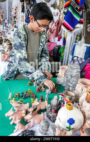 Città del Messico, Juarez Cuauhtemoc Avenida Paseo de la Reforma, Natale festa mercato artigianale mercado artesanal, ceramiche, ragazzi maschi, bambini c Foto Stock