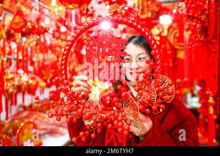 NANCHANG, CINA - 5 GENNAIO 2023 - la gente compra gli ornamenti di Capodanno lunari cinesi a Nanchang, provincia di Jiangxi della Cina orientale, 5 gennaio 2023, 2019. Foto Stock