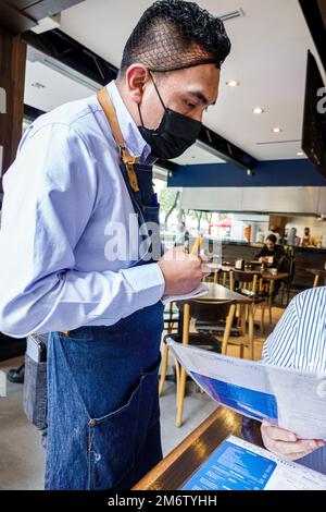 Città del Messico, Juarez Cuauhtemoc Avenida Paseo de la Reforma, Taqueria El Califa, scrivere il menu su ordinazione, uomo uomo uomo uomo uomo uomo adulto residenti adulti, in Foto Stock