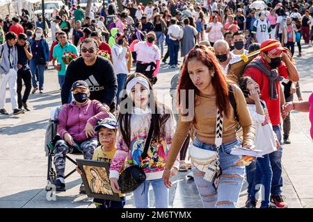 Città del Messico, Giornata della Vergine di Guadalupe pellegrinaggio pellegrini, Basilica di nostra Signora di Guadalupe Basilica di Santa Maria de Guadalupe Insigne Foto Stock