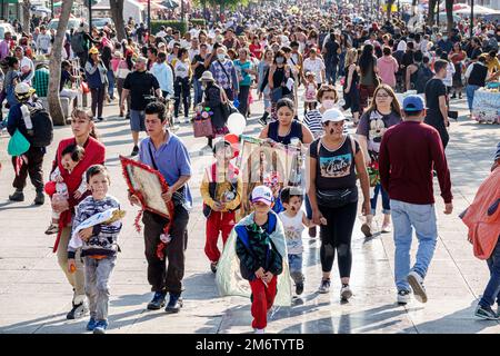 Città del Messico, Giornata della Vergine di Guadalupe pellegrinaggio pellegrini, Basilica di nostra Signora di Guadalupe Basilica di Santa Maria de Guadalupe Insigne Foto Stock