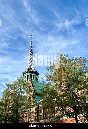 Torre della Borsa di Copenhagen, uno dei punti di riferimento della capitale danese Foto Stock