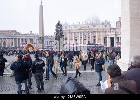 Roma, Italia. 5th Jan, 2023. La gente partecipa alla cerimonia per i funerali di Benedetto XVI in Piazza San Pietro a Roma (Credit Image: © Matteo Nardone/Pacific Press via ZUMA Press Wire) Foto Stock