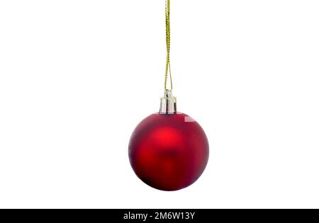 Ornamento di Natale con pallina rossa opaca su sfondo bianco Foto Stock
