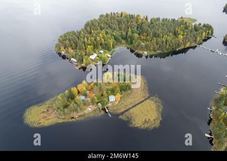 Vista aerea del drone di Rono e dell'isola di Varnisaary nel lago di Kallavesi Finlandia orientale Kuopio , Europa Foto Stock