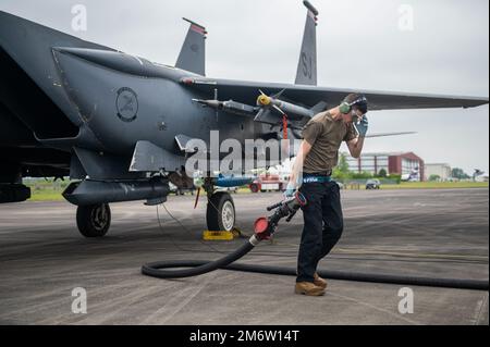 Un Airman assegnato al 334th Fighter Generation Squadron finisce di rifornire un F-15E Strike Eagle al Kinston Regional Jetport, Kinston, North Carolina, 5 maggio 2022. Durante l'esercizio, gli Airmen si allenano in scenari in cui ci sono risorse, personale e tempo limitati per generare tristezza da quasi tutti i campi aerei disponibili nell'area. Foto Stock