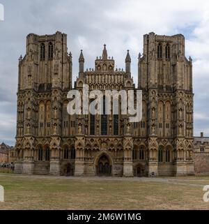 Vista delle due guglie e di fronte alla cattedrale gotica delle campane, risalente al 12th, nel Somerset Foto Stock