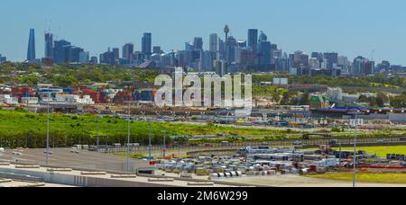 Guardando a nord dall'Aeroporto di Sydney con lo skyline della citta' sullo sfondo. A metà distanza si può vedere la costruzione della 'Sydney Gaetway'. Foto Stock