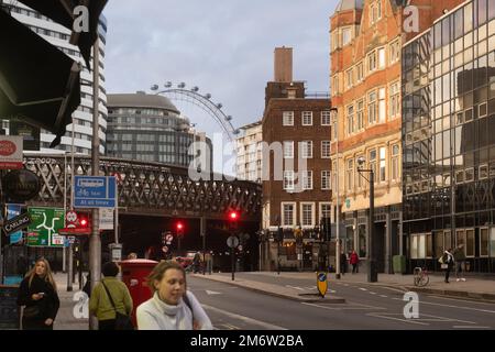 Westminster Bridge Road è una strada a Londra, Inghilterra. Corre su un asse est-ovest e passa attraverso i distretti di Lambeth e Southwark Foto Stock