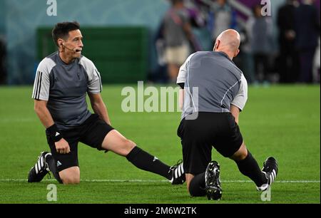 Adam NUNN (assistente arbitro), Anthony TAYLOR (arbitro) in azione durante la partita di gruppo della Coppa del mondo FIFA 2022 tra Croazia e Belgio, Ahmad Bin Ali Stadium, Doha, 01/12/2022 con: Adam NUNN (assistente arbitro), Anthony TAYLOR (arbitro) dove: Doha, Qatar quando: 01 dic 2022 credito: Anthony Stanley/WENN Foto Stock