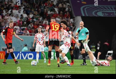 Axel WITSEL, Marcelo BROZOVIĆ, Borna SOSA, Anthony TAYLOR (arbitro) in azione durante la partita di gruppo della Coppa del mondo FIFA 2022 tra Croazia e Belgio, Ahmad Bin Ali Stadium, Doha, 01/12/2022 con: Axel WITSEL, Marcelo BROZOVIĆ, Borna SOSA, Anthony TAYLOR (arbitro) dove: Doha, Qatar quando: 01 dic 2022 credito: Anthony Stanley/WENN Foto Stock