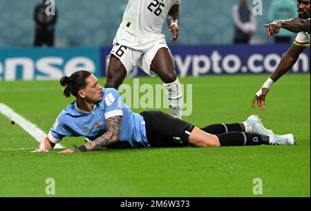 Darwin NUNEZ, Daniel AMARTEY in azione durante la partita di gruppo della Coppa del mondo FIFA 2022 tra Ghana e Uruguay, al Janoub Stadium, Doha, 02/12/2022 con: Darwin NUNEZ, Daniel AMARTEY dove: Doha, Qatar quando: 02 dicembre 2022 Credit: Anthony Stanley/WENN Foto Stock