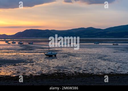 Vista panoramica dello stretto di Menai con molte barche all'ancora e le montagne di Snowdonia dietro Foto Stock