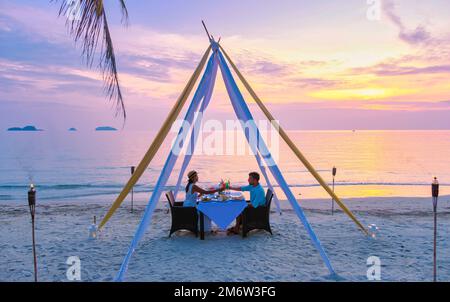 Coppia che ha una cena romantica sulla spiaggia di Koh Chang Thailandia Foto Stock