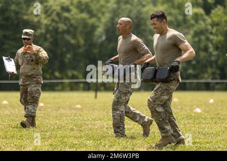 Staff Alex Jobe, comandante del carro armato, e Sgt. Fernando Medina, gunner, trasportano la pista del carro armato alla stazione di shuffle del blocco di pista durante il test di idoneità fisica allo Stewart Field, Fort Benning, Georgia. Questa parte del concorso ha chiesto ai concorrenti di completare cinque stazioni: Un ascensore per munizioni, un giro dei cavi di traino, un rimescolamento dei blocchi di pista, un giro delle ruote e un miglio di corsa. Foto Stock