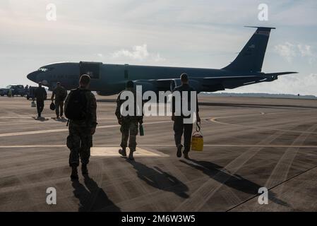 STATI UNITI Air Force Active Duty and Guard Airmen dalla 33rd Fighter Wing e 128th Air Refueling Wing Walk verso un KC-135 Stratotanker durante il grande esercizio di forza Nomad Lightning, 6 maggio 2022, alla base dell'aeronautica di Eglin, Florida. La Guardia Nazionale aerea del Wisconsin ha fornito al KC-135s di condurre rifornimenti aerei durante Nomad Lightning, e ha ricevuto opportunità di addestramento per i loro equipaggi. Foto Stock