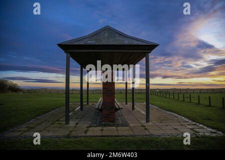 Quello che oggi è noto come The Lowry Shelter on the Pier Field, Berwick upon Tweed, è raffigurato in 'on the Sands', un dipinto del 1959 di L S Lowry Foto Stock