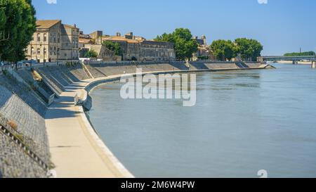 Arles in Francia con il fiume Rodano Foto Stock